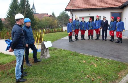 TEMELJNI KAMEN DOMA ZAŠČITE IN REŠEVANJA Z MEDGENERACIJSKIM CENTROM RAKEK 32 FOTO LJUBO VUKELIČ
